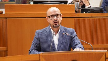 PP y Vox impiden que salgan adelante las propuestas del PAR para impulsar el autogobierno y una renta mínima para los agricultores